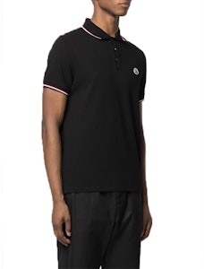 Moncler SS21 黑色徽標條紋短袖POLO衫。 8A7030084556999 Shop Moncler SS21 黑色徽標條紋短袖POLO衫。 8A7030084556999