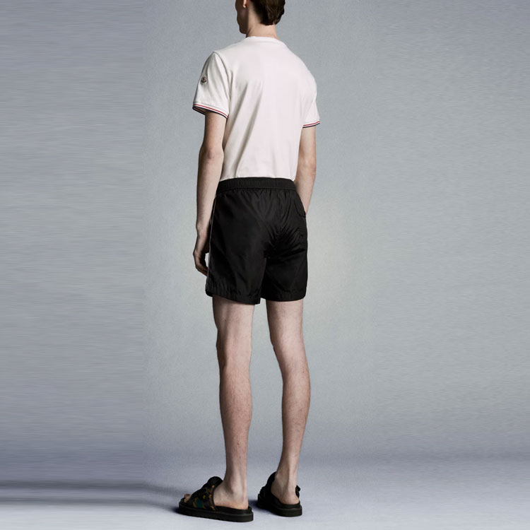 Purchase 몽클레르 SS21 블랙 나일론 사이드 스트라이프 수영 반바지. G10912C7070053326999