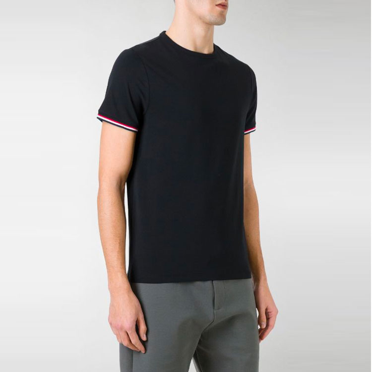 Lookbook Moncler SS21 Kaos Hitam Lengan Pendek dengan Logo Patch. 802000000000000