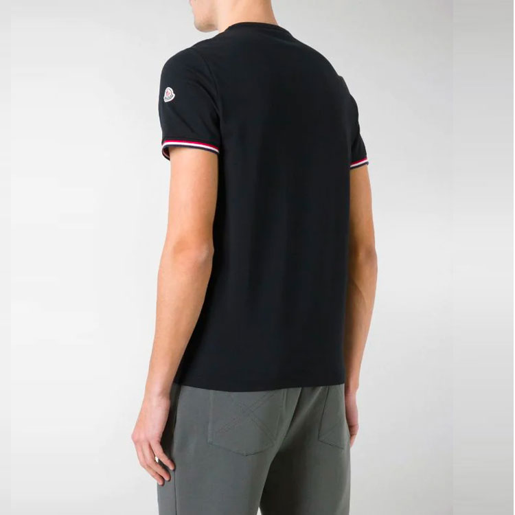 Shop Moncler SS21 Kaos Hitam Lengan Pendek dengan Logo Patch. 802000000000000