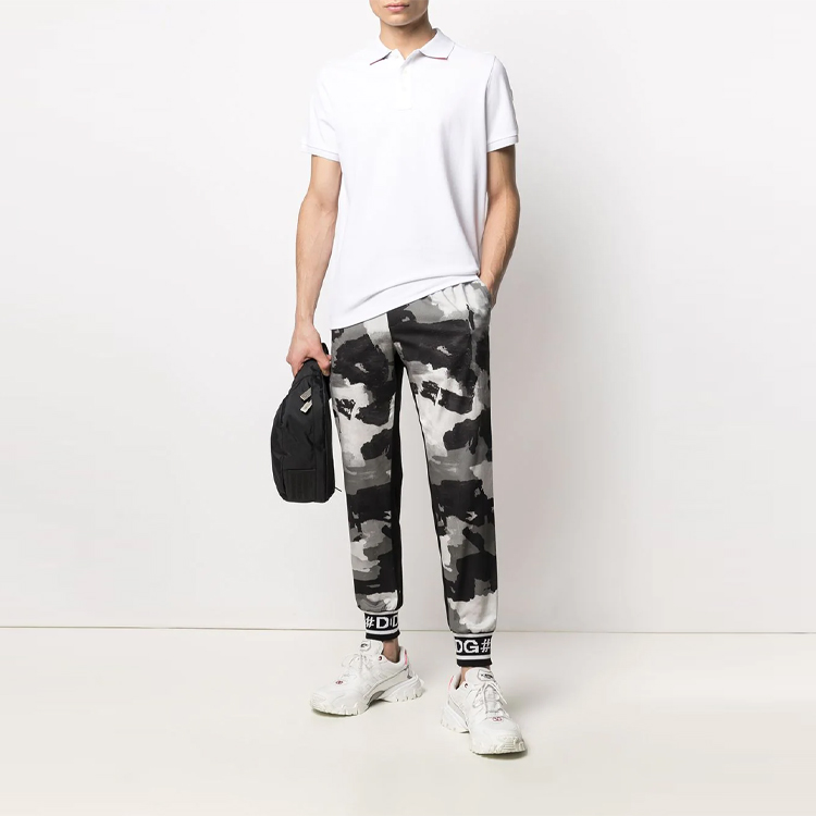 Lookbook Moncler SS21 Kemeja Polo Logo Longgar Lengan Pendek Putih. G10918A7051084556