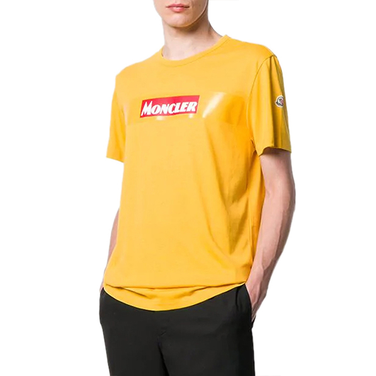 Lookbook Camiseta Moncler SS21 Amarilla de Algodón con Logo y Manga Corta. 80484508390T340