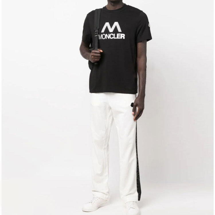 Shop Moncler SS22 Baju Hitam Crewneck dengan Rekaan Cetakan Logo. H10918C00038829H8999