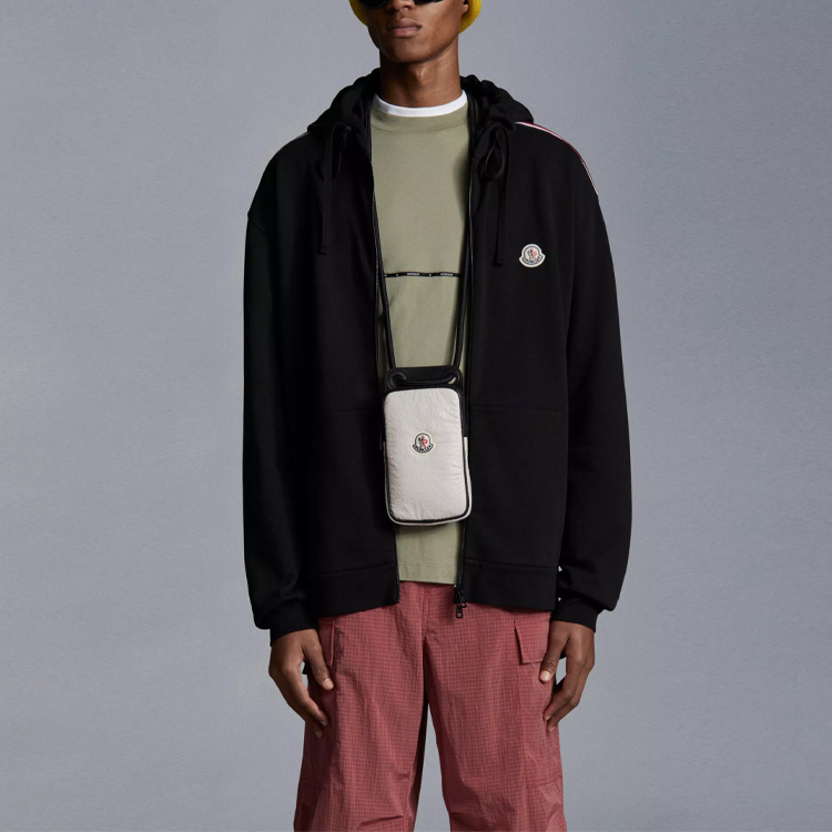 Lookbook Moncler SS22 黑色標誌連帽衫，配三色拉鍊及條紋細節設計。 H10918G00047809LA999