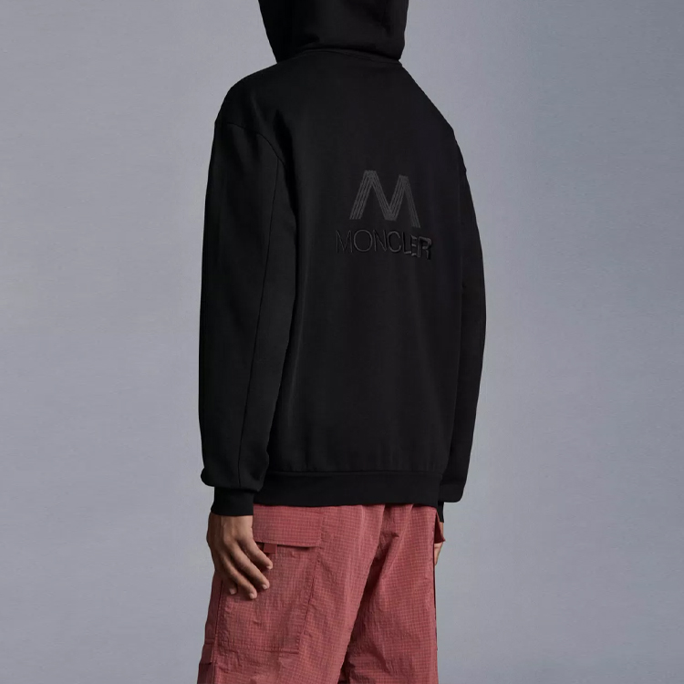 Shop Moncler SS22 黑色標誌連帽衫，配三色拉鍊及條紋細節設計。 H10918G00047809LA999