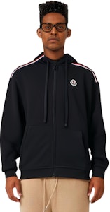 Moncler SS22 黑色標誌連帽衫,配三色拉鍊及條紋細節設計。 H10918G00047809LA999 Details for Moncler SS22 黑色標誌連帽衫,配三色拉鍊及條紋細節設計。 H10918G00047809LA999