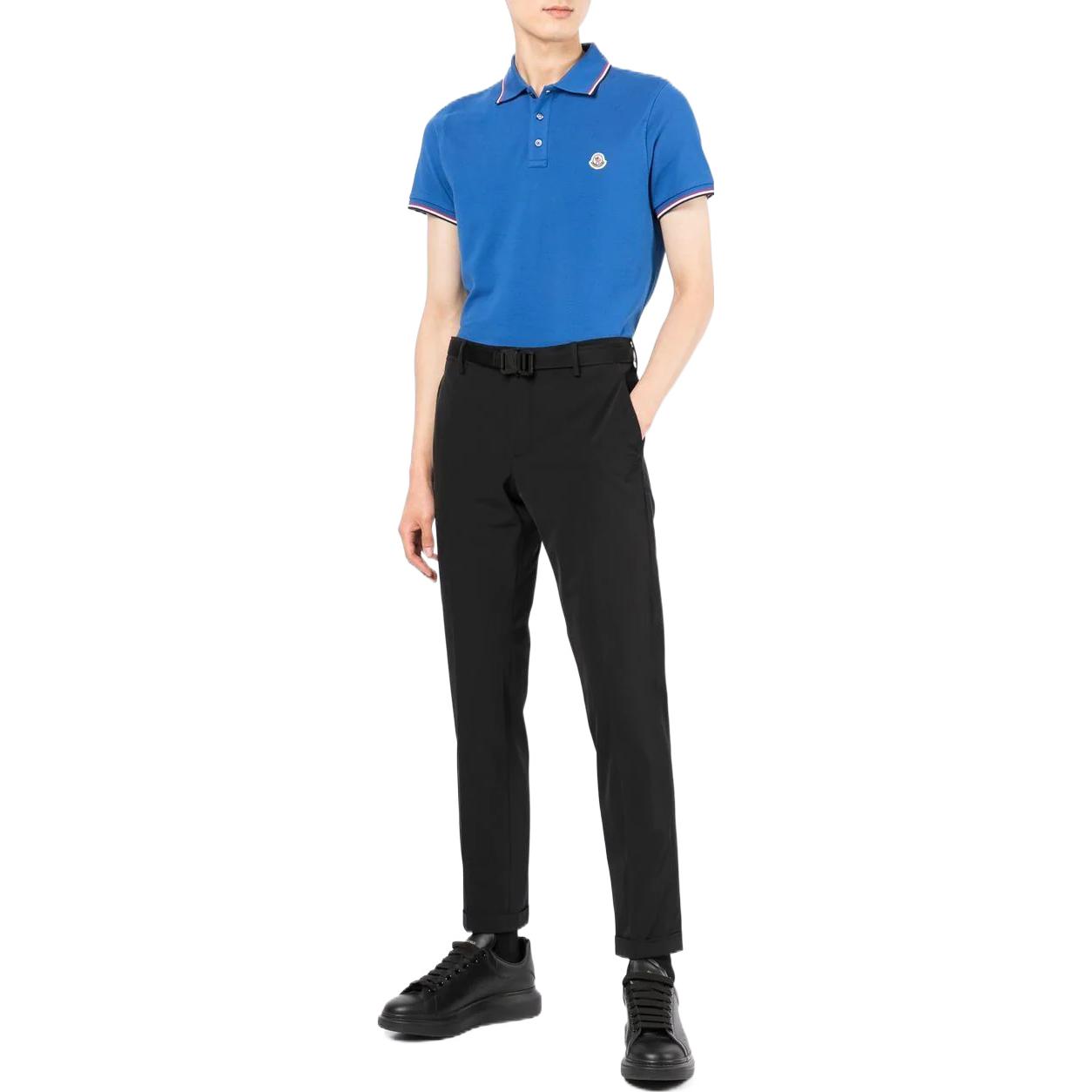 Lookbook Moncler SS22 Baju Polo Biru dengan Cetakan Logo dan Kolar Single-Breasted. 8A7030084556793
