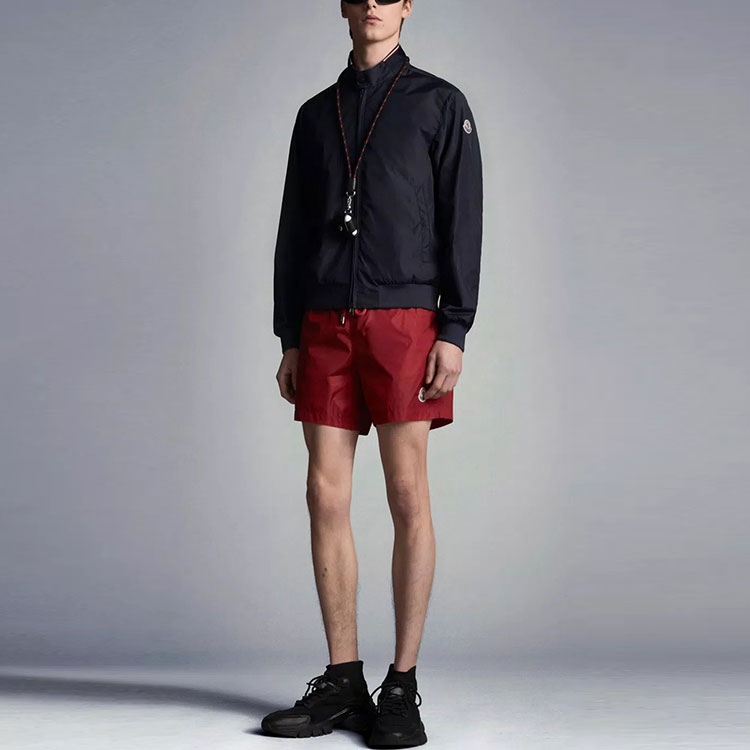 Lookbook Moncler SS22 Jaket Waterproof Biru dengan Logo Patch Solid. H10911A0007868352775