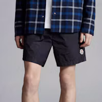 Lookbook Moncler SS22 經典緞面寬鬆泳褲 深藍色。 H10912C0000453326743