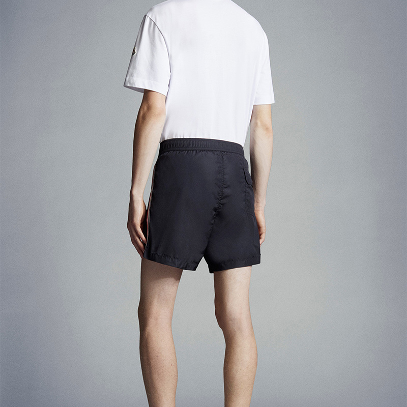 Shop 몽클레르 SS22 클래식 새틴 루즈 수영 반바지 네이비 블루. H10912C0000453326743