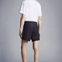 Shop Moncler SS22 經典緞面寬鬆泳褲 深藍色。 H10912C0000453326743