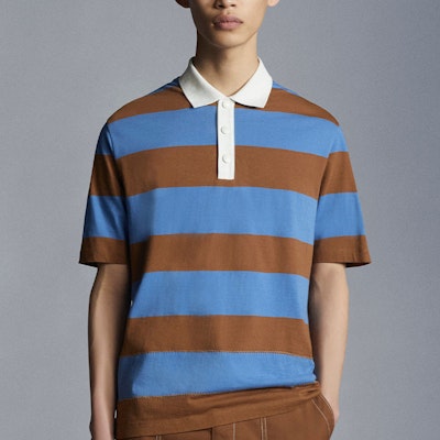 Moncler SS22 Kaos Polo Garis Colorblock Logo Cetak Lengan Pendek Biru. H10918A00016899NN706 Lookbook Moncler SS22 Kaos Polo Garis Colorblock Logo Cetak Lengan Pendek Biru. H10918A00016899NN706