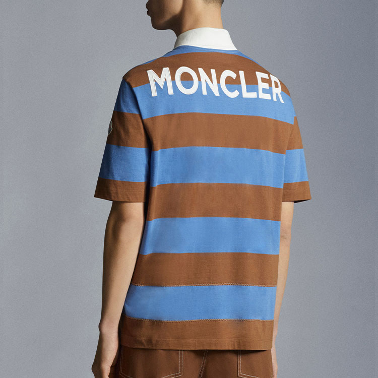 Shop Moncler SS22 藍色拼接條紋徽標印花短袖POLO衫 H10918A00016899NN706