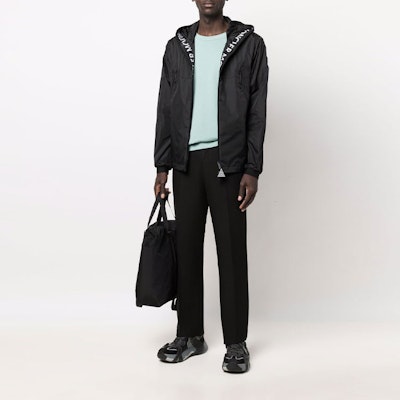 Chaqueta con Capucha de Manga Larga Moncler SS22. 1A0010168352999 Shop Chaqueta con Capucha de Manga Larga Moncler SS22. 1A0010168352999