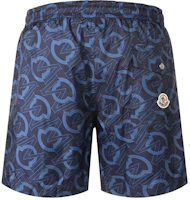 Lookbook Moncler SS22 Seluar Renang Navy Logo Cetak Seluruh dengan Tali Serut. 2C0002059630778
