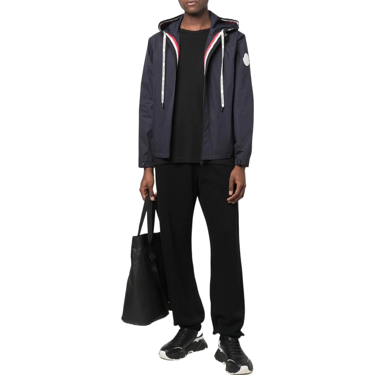 Lookbook Moncler SS22 Jaket Zip Berlengan Tarik Berjalur Warna Navy. H10911A0016154A9174S