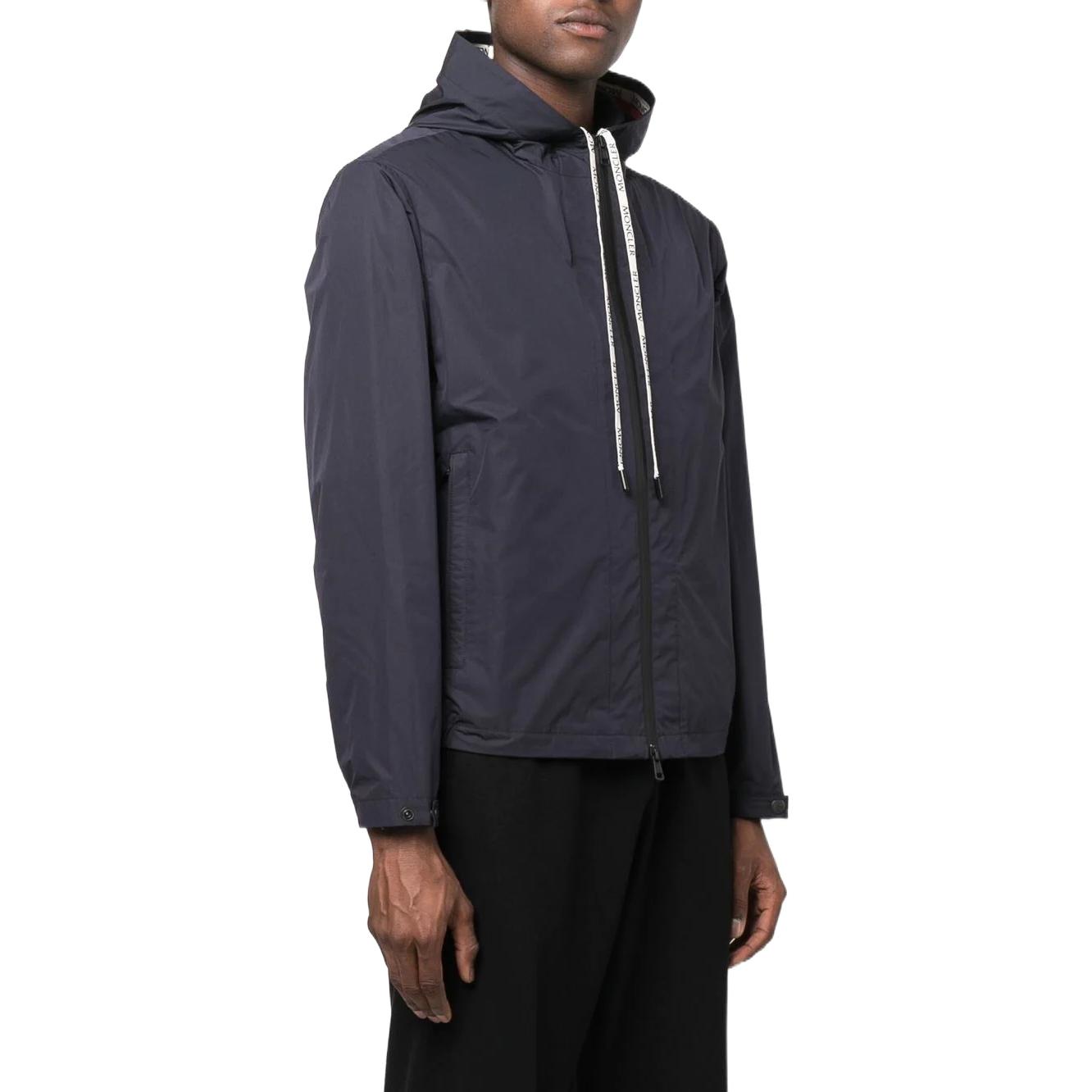 Purchase Moncler SS22 Jaket Zip Berlengan Tarik Berjalur Warna Navy. H10911A0016154A9174S