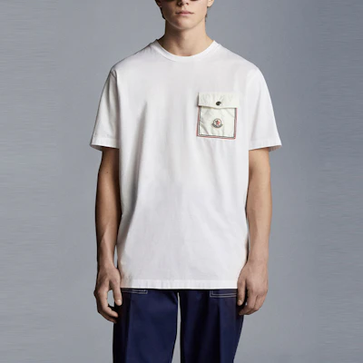 Moncler SS22 Logo Sulam T-Shirt Lengan Pendek Crew Neck dengan Poket H10918C000488390Y001 Lookbook Moncler SS22 Logo Sulam T-Shirt Lengan Pendek Crew Neck dengan Poket H10918C000488390Y001