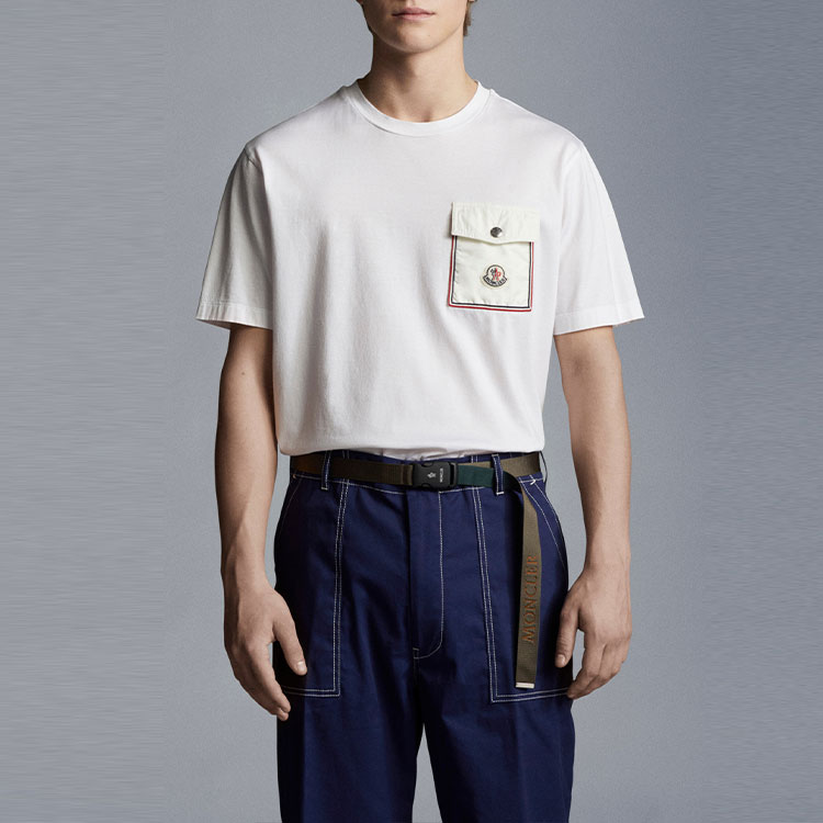 Shop Moncler SS22 Logo Sulam T-Shirt Lengan Pendek Crew Neck dengan Poket H10918C000488390Y001