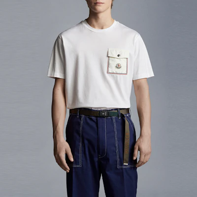 Moncler SS22 Logo Sulam T-Shirt Lengan Pendek Crew Neck dengan Poket H10918C000488390Y001 Shop Moncler SS22 Logo Sulam T-Shirt Lengan Pendek Crew Neck dengan Poket H10918C000488390Y001