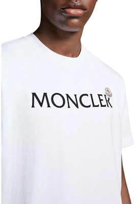 モンクレール SS22 ホワイト ロゴプリント クルーネック Tシャツ. H20918C000258390T001 Sizing モンクレール SS22 ホワイト ロゴプリント クルーネック Tシャツ. H20918C000258390T001