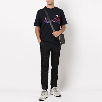 Moncler SS22 Baju T-Shirt Leher Bulat Hitam Logo Cetak Santai H10918C000428390T778 Lookbook Moncler SS22 Baju T-Shirt Leher Bulat Hitam Logo Cetak Santai H10918C000428390T778