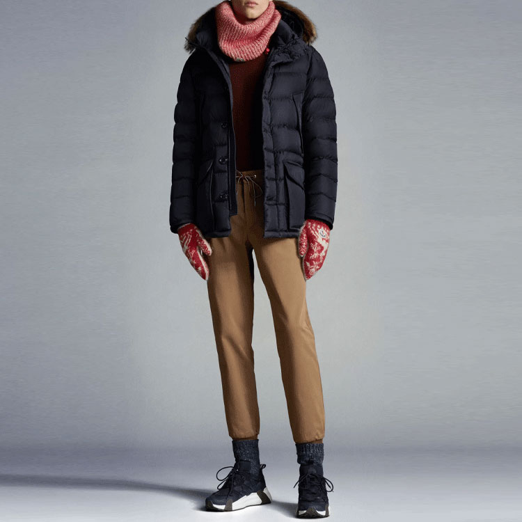 Lookbook Chaqueta Azul con Logo Moncler SS22 para Hombre, Acolchada y de Corte Clásico. G20911B5250268352742