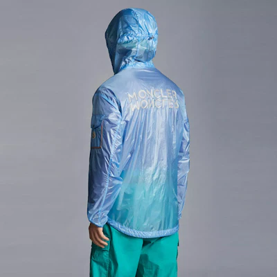 盟可睐 SS22 Ebizo 字母印花防晒连帽夹克 蓝色. 1A00138539MC71N Details for 盟可睐 SS22 Ebizo 字母印花防晒连帽夹克 蓝色. 1A00138539MC71N