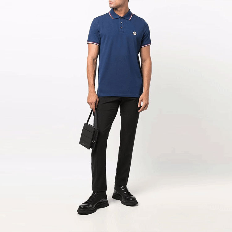 Lookbook Moncler Polo Azul SS22 con Parche de Logo y Detalles de Rayas. G20918A0001084556796
