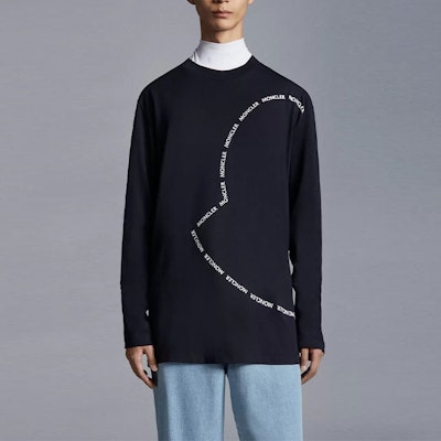 Moncler SS22 Baju Lengan Panjang Navy Biru dengan Logo Bulat Dicetak H10918D000098390T778 Lookbook Moncler SS22 Baju Lengan Panjang Navy Biru dengan Logo Bulat Dicetak H10918D000098390T778