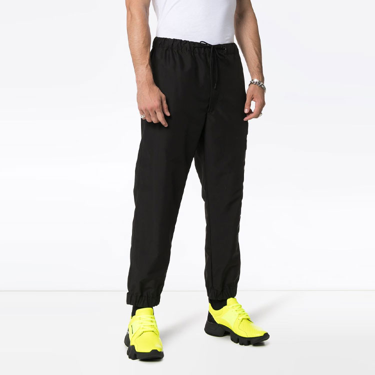 Purchase Moncler SS23 Pantalones Jogger Negros de Punto con Cordón Ajustable. E20911145205549ML999