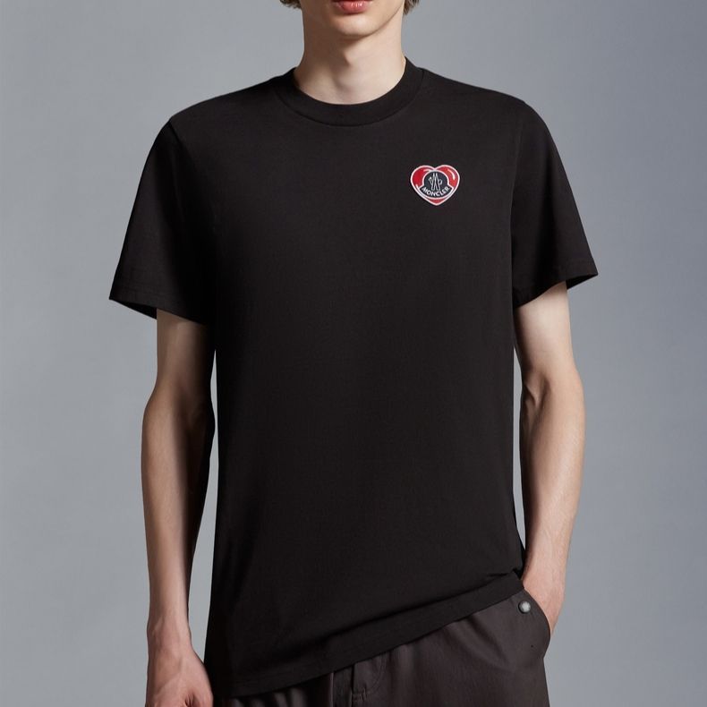 Lookbook Moncler SS23 Camiseta Negra de Manga Corta con Logo. I20918C000418390T999