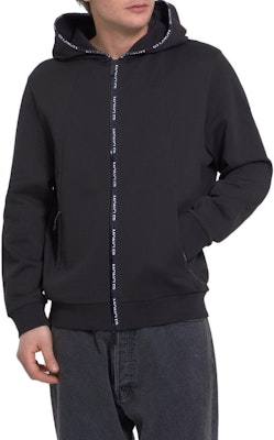 Moncler SS23 Baju Hitam Lengan Panjang Zip dengan Cetakan Kolar Berlogo I10918G00039899WD999 Lookbook Moncler SS23 Baju Hitam Lengan Panjang Zip dengan Cetakan Kolar Berlogo I10918G00039899WD999