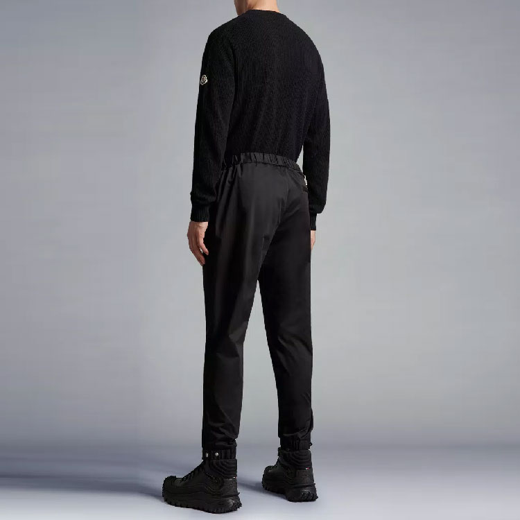 Shop 몽클레르 SS23 블랙 솔리드 컬러 밴딩 캐주얼 팬츠. I10912A0000357448999
