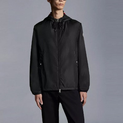 몽클레르 SS23 블랙 솔리드 컬러 집업 드로스트링 자켓 I10911A0009054155999 Lookbook 몽클레르 SS23 블랙 솔리드 컬러 집업 드로스트링 자켓 I10911A0009054155999