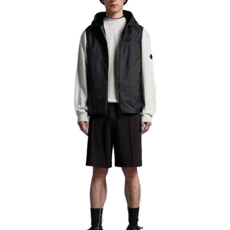 Lookbook Moncler SS23 Jaket Tanpa Lengan Hitam Logo Patch Zip-Up Berhud. I10911A0010768352999