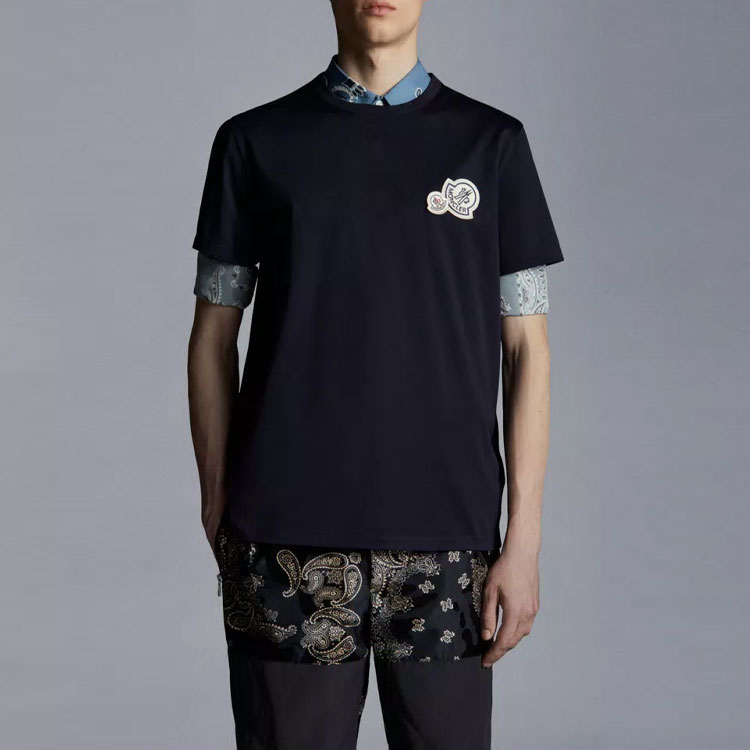 Lookbook Moncler SS23 Kaos Pendek Biru dengan Logo Patch Casual. I10918C000588390Y773