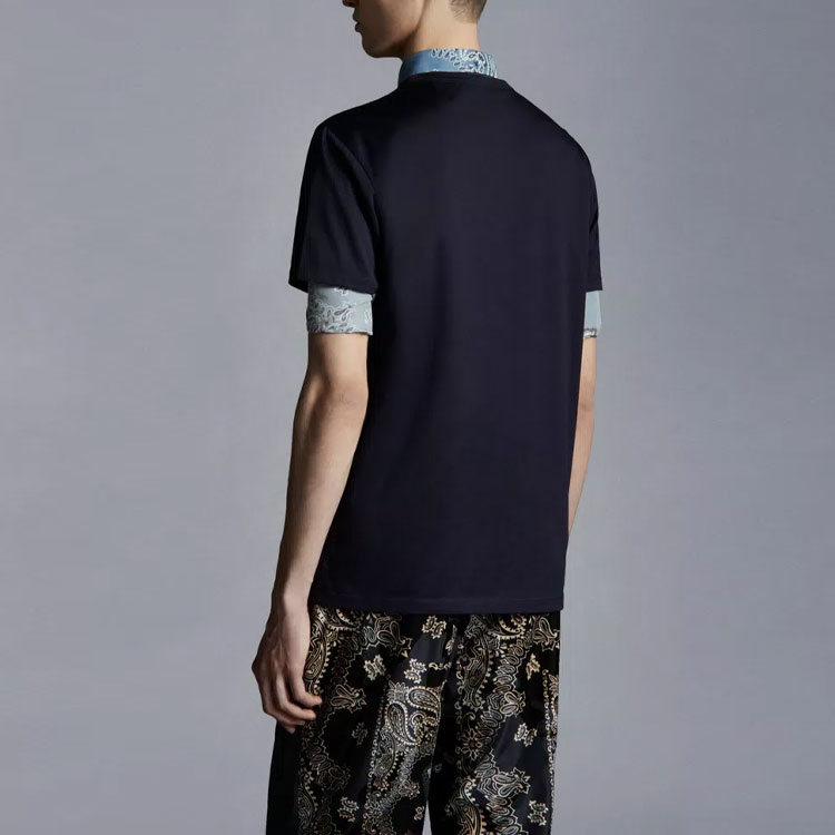 Shop Moncler SS23 Kaos Pendek Biru dengan Logo Patch Casual. I10918C000588390Y773