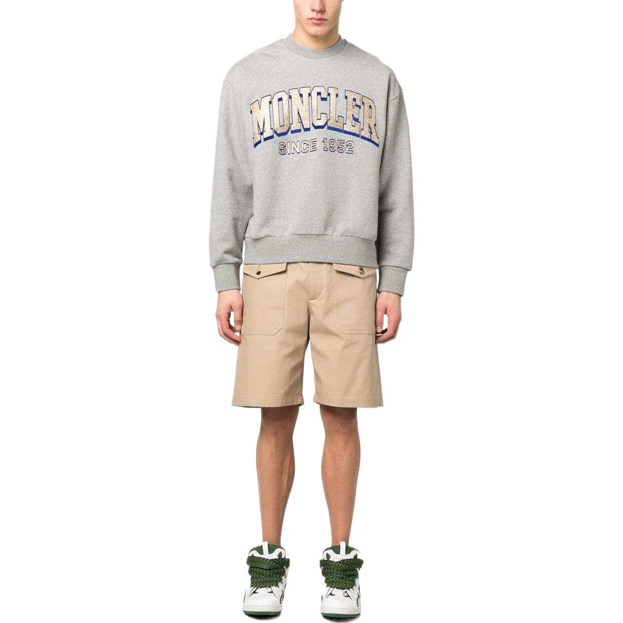 Lookbook モンクレール SS23 グレー ロゴプリント クルーネック プルオーバースウェットシャツ I10918G00019M2642984