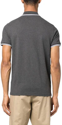 Moncler SS23 灰色條紋邊飾標誌徽章POLO衫。 I10918A0000684556989 Shop Moncler SS23 灰色條紋邊飾標誌徽章POLO衫。 I10918A0000684556989