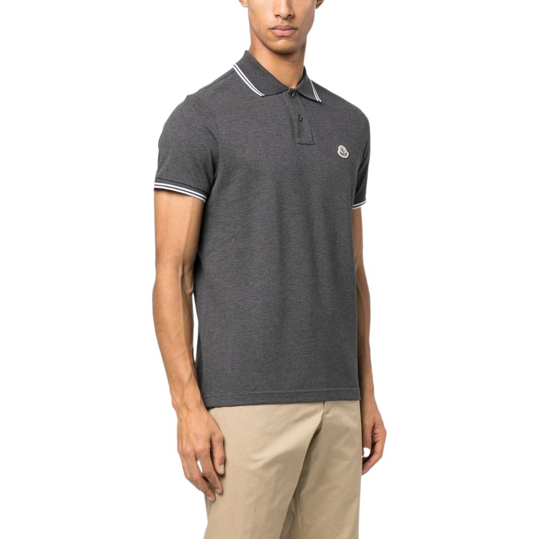Purchase Moncler SS23 灰色條紋邊飾標誌徽章POLO衫。 I10918A0000684556989