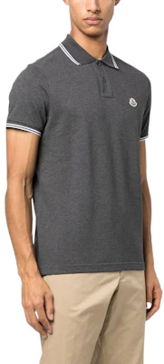 Moncler SS23 灰色條紋邊飾標誌徽章POLO衫。 I10918A0000684556989 Purchase Moncler SS23 灰色條紋邊飾標誌徽章POLO衫。 I10918A0000684556989