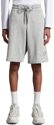 몽클레르 SS23 그레이 솔리드 컬러 캐주얼 스트레이트 핏 반바지. I20918H0000189A2L986 Lookbook 몽클레르 SS23 그레이 솔리드 컬러 캐주얼 스트레이트 핏 반바지. I20918H0000189A2L986