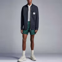 Lookbook Moncler SS23 Celana Pendek Renang Logo Hijau Tua Nyaman Fit Lurus. I10912C000115332684C