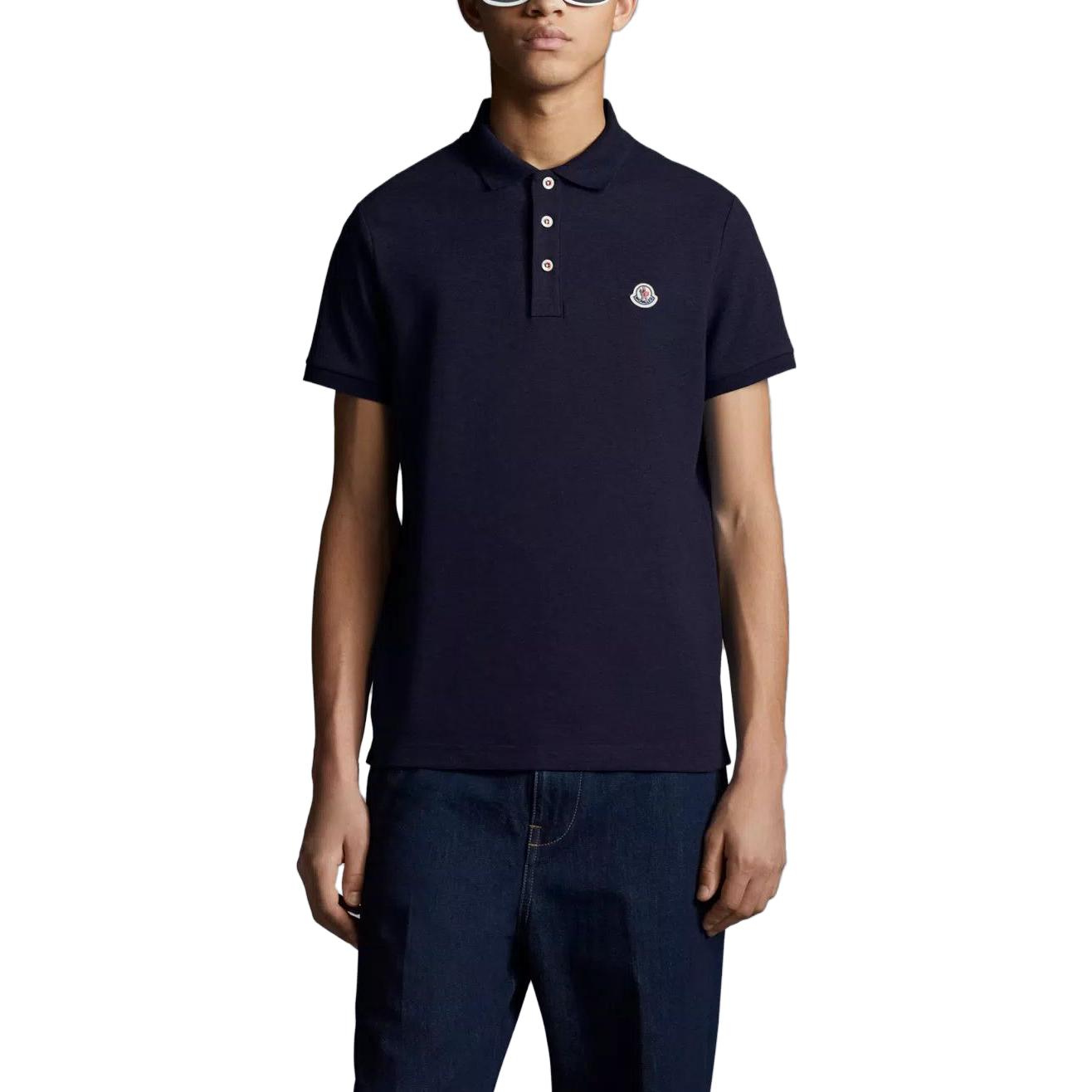 Lookbook Moncler SS23 Baju Polo Biru Tua dengan Rekaan Patch Logo Solid. I10918A000198455677X