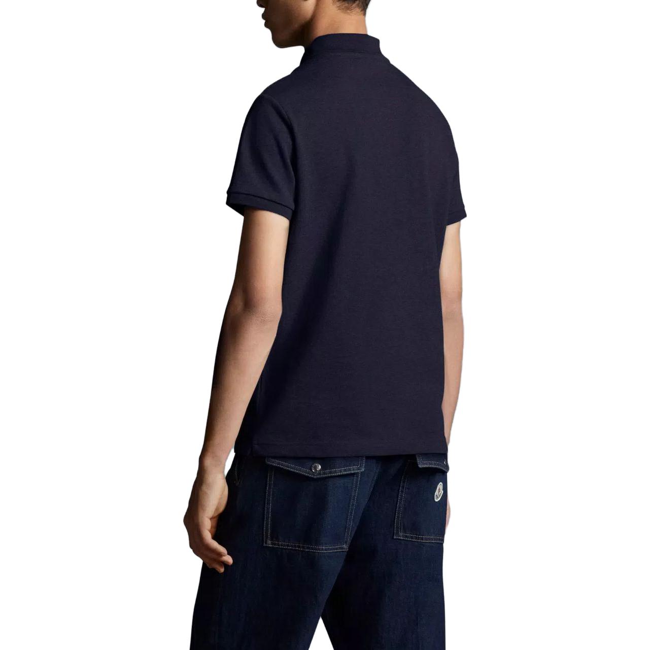 Shop Moncler SS23 Baju Polo Biru Tua dengan Rekaan Patch Logo Solid. I10918A000198455677X