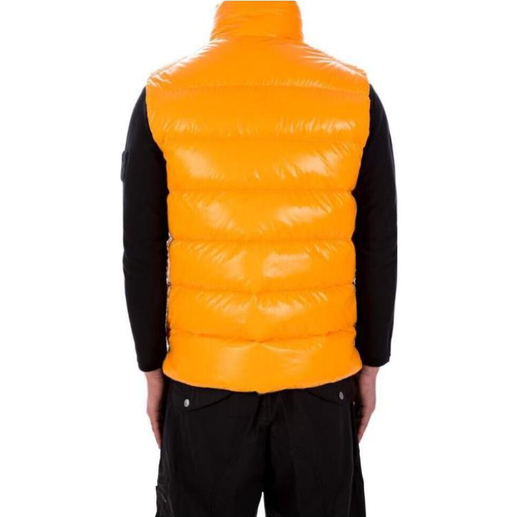 Shop Moncler SS23 羽绒背心滑雪季徽标立领 I10911A00046M2648P38