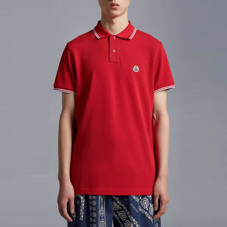 Lookbook Camiseta Polo Roja Moncler SS23 con Ribete a Rayas y Parche del Logo. I10918A0000684556455