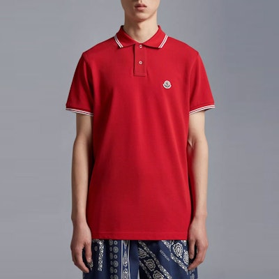 Camiseta Polo Roja Moncler SS23 con Ribete a Rayas y Parche del Logo. I10918A0000684556455 Lookbook Camiseta Polo Roja Moncler SS23 con Ribete a Rayas y Parche del Logo. I10918A0000684556455