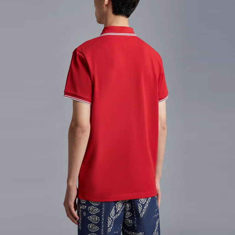 Shop Camiseta Polo Roja Moncler SS23 con Ribete a Rayas y Parche del Logo. I10918A0000684556455